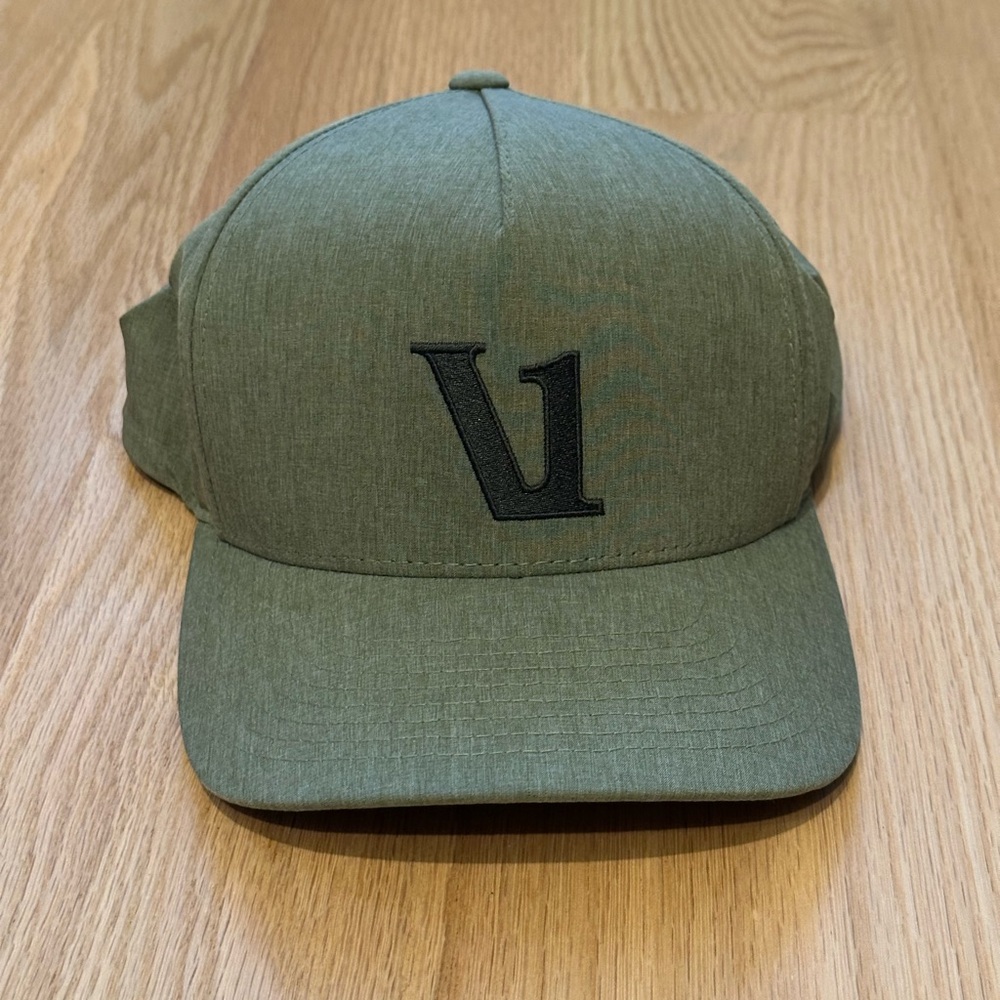 Vuori magnitude hat - one size - like new